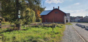 Turistický rozcestník u nádraží Hlubočky-Mariánské Údolí