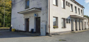 Čekárna s pokladnou je z boku staniční budovy Hlubočky-Mariánské Údolí