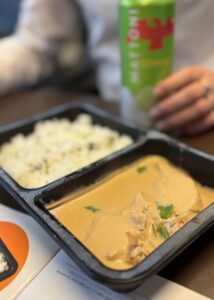 Kuřecí satay s rýží ze zimní nabídky Leo Express