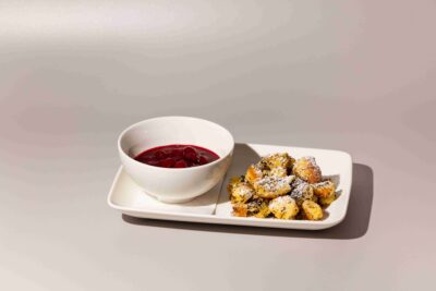 Máslový trhanec s mákem s višňovou omáčkou Amaretto ze zimní nabídky rakouských jídelních vozů