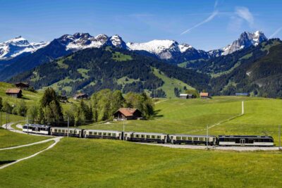 Pohled na švýcarský vlak GoldenPass Belle-Epoque v krajině