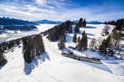 Stoupání vlaku na vrchol Les Pléiades v zimě