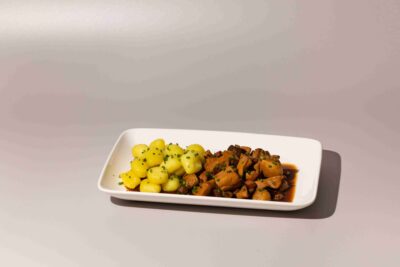 Štýrské kuře Schilcher krmené kukuřicí, s hrozny a dušenými houbami