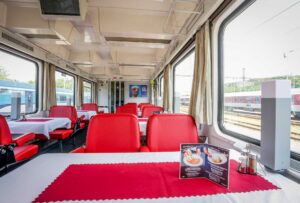 Klasický restaurační vůz ČD, který bude jezdit na lince z Prahy do Bratislavy přes Otrokovice.