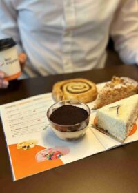 Zimní nabídka dezertů Leo Express (hruškový koláč, tiramisu, kokosový dort a skořicový šnek)