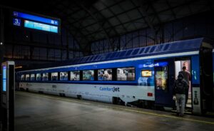 Zimní cestování za tmy. Ilustrační obrázek ČD