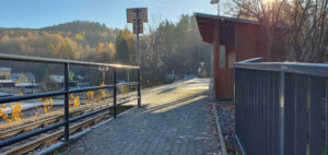 Nástupiště na zastávce Desná-Riedlova vila