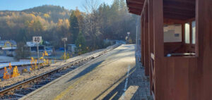 Nástupiště na zastávce Desná-Riedlova vila