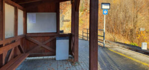 Dřevěný přístřešek na zastávce Desná-Riedlova vila