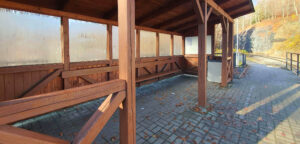 Dřevěný přístřešek na zastávce Desná-Riedlova vila