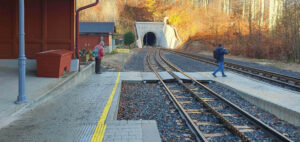 Přechod na druhé nástupiště na nádraží v Dolním Polubném