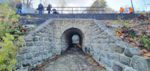 Tunýlek pod tratí ve stanici Dolní Polubný