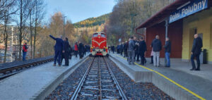 Vlaková zastávka Dolní Polubný, nástupiště u koleje 1 a 2