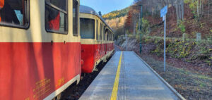 Vlaková zastávka Dolní Polubný, nástupiště u koleje 1