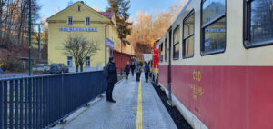 Vlaková zastávka Dolní Polubný, nástupiště u koleje 1