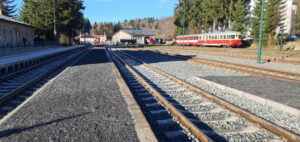 Nástupiště u koleje 2 na nádraží v Kořenově.