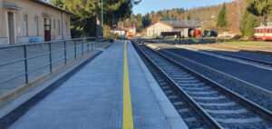 Nádraží v Kořenově a nástupiště u koleje 1