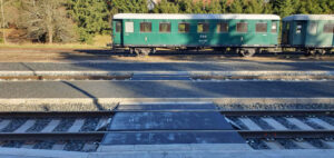 Přechod kolejí ve stanici Kořenov