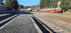 Nástupiště u koleje 3 na nádraží v Kořenově.