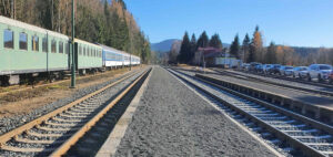 Nástupiště u koleje 3 na nádraží v Kořenově.