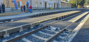 Přechod kolejí ve stanici Kořenov