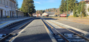 Nástupiště u koleje 2 na nádraží v Kořenově.