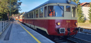 Nádraží v Kořenově a nástupiště u koleje 1