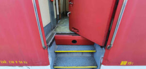 Dveře a schody do osobního vozu Balm