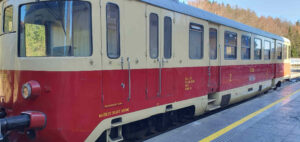 V soupravě je řazen i historický motorový vozy M 240, který byl již ve výrobním závodě upraven pro provoz i na ozubnicových tratích.