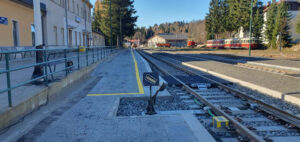 Nádraží v Kořenově a nástupiště u koleje 1