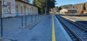 Nádraží v Kořenově a nástupiště u koleje 1