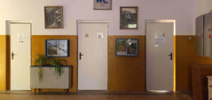 Záchody na nádraží v Kořenově