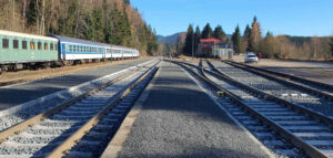 Nástupiště u koleje 2 na nádraží v Kořenově.