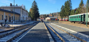 Nástupiště u koleje 2 na nádraží v Kořenově.