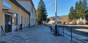 Lavičky na nádraží v Kořenově