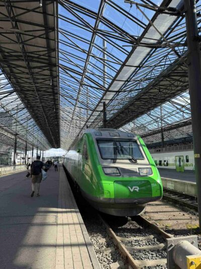 Nový vzhled jednotky Pendolino v barvách dopravce VR na nádraží v Helsinkách, foto od Tainy Haapamäki