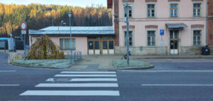 Parkování u nádraží a příchod na nádraží v Tanvaldu