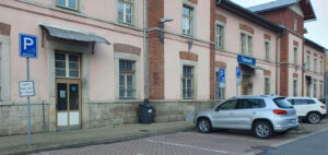 Parkování u nádraží a příchod na nádraží v Tanvaldu