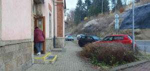 Parkování u nádraží a příchod na nádraží v Tanvaldu