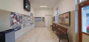 Čekána, pokladna a příchod na nástupiště na vlakovém nádraží v Tanvaldu