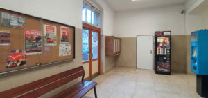 Čekána, pokladna a příchod na nástupiště na vlakovém nádraží v Tanvaldu