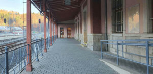 Čekána, pokladna a příchod na nástupiště na vlakovém nádraží v Tanvaldu