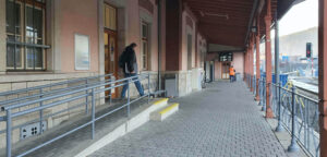 Čekána, pokladna a příchod na nástupiště na vlakovém nádraží v Tanvaldu