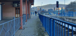 Čekána, pokladna a příchod na nástupiště na vlakovém nádraží v Tanvaldu