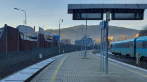 Nádraží v Tanvaldě a Nástupiště 1 / Kolej 1