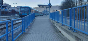 Příchod na nástupiště 2 na nádraží v Tanvaldu