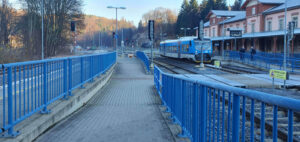 Příchod na nástupiště 2 na nádraží v Tanvaldu