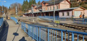 Přechod kolejí na nádraží v Tanvaldu