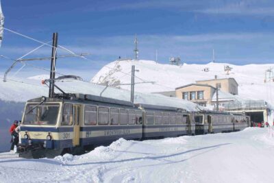 Vlak společnosti Montreux Oberland bernois SA v zimě na vrcholu Rochers de Naye, autor Jaroslav Gennert