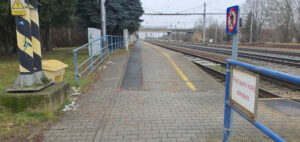 Nádraží Moravany a nástupiště u 1. koleje vlevo od staniční budovy.
